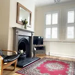 Riverside Lodge - Quaint Victorian Home By The River