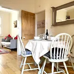 Riverside Lodge - Quaint Victorian Home By The River