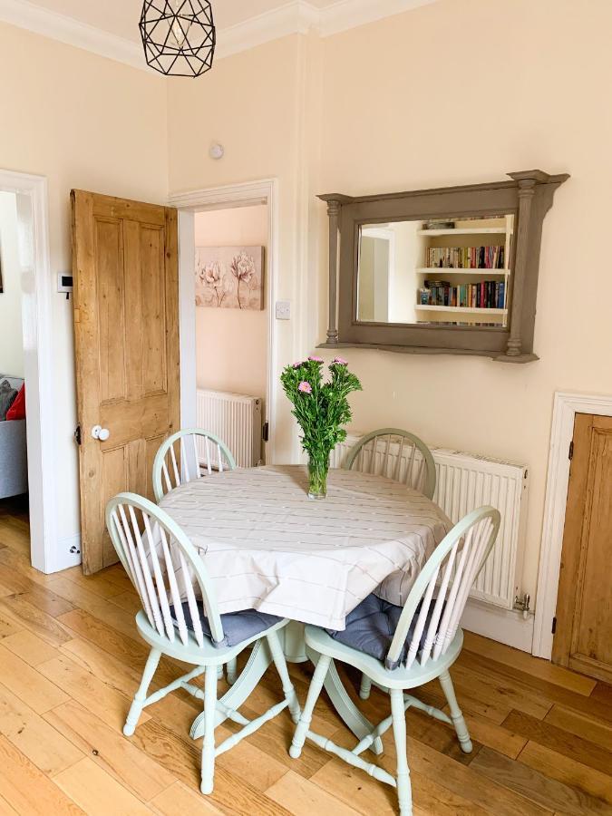 Lodge Riverside - Quaint Victorian By The River York