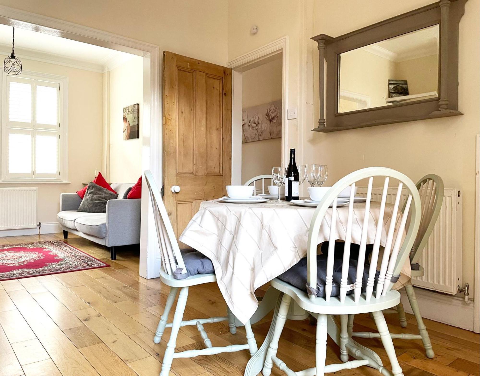 Lodge Riverside - Quaint Victorian By The River York